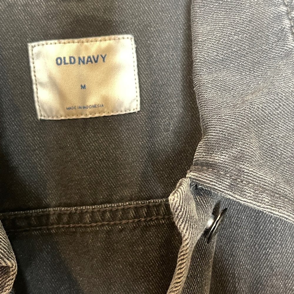 NWT Old Navy Women’s Black Distressed Denim Trucker Jean Jacket Size Medium - Picture 7 of 11